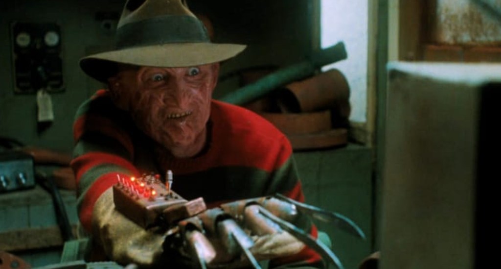 Freddy Krueger actor Robert Englund recalls terrifying waiter while in(02)